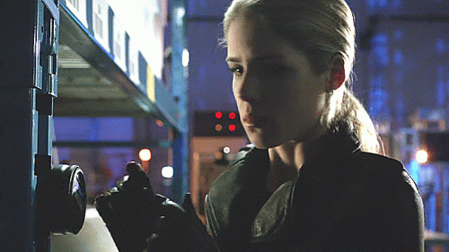 04---oliver-saves-felicity.gif