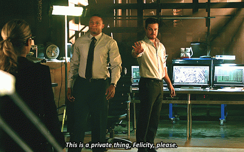 08---diggle-protects-felicity.gif