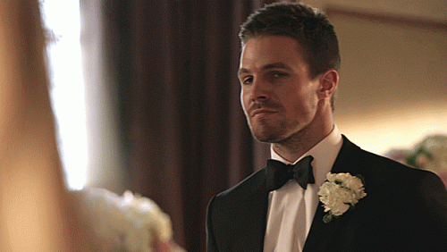 10---oliver-looks-at-felicity.gif