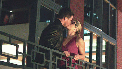 48---end-of-greeting-kiss.gif