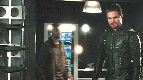 48---oliver-looks-for-felicity.gif