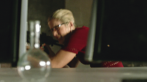 56---felicity-gets-the-bad-guy.gif