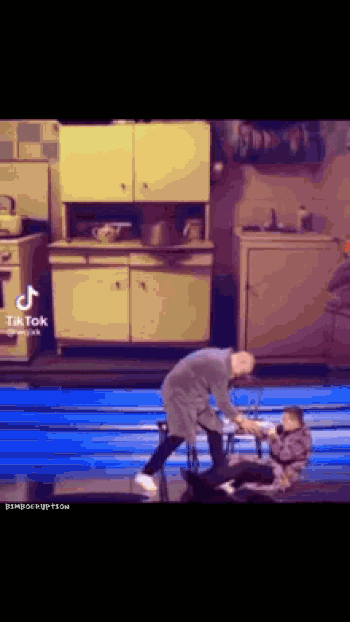 zelenskykissingmangif573bdd9ad6636d46.gif